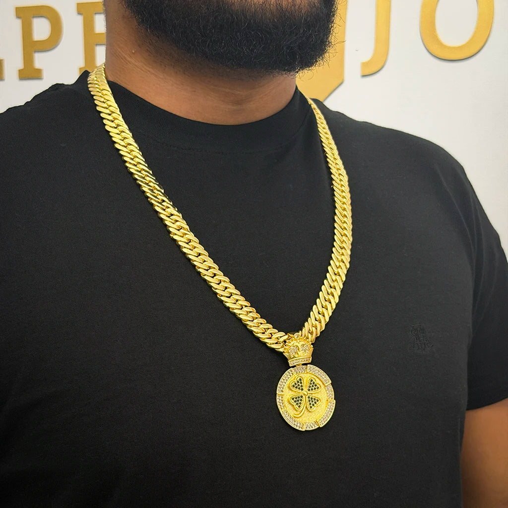 Corrente Grumet 13mm e Pingente Trevo Cravejado Banhado a Ouro 18K