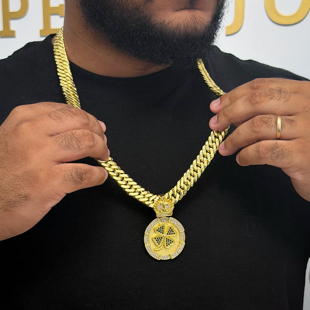 Corrente Grumet 13mm e Pingente Trevo Cravejado Banhado a Ouro 18K