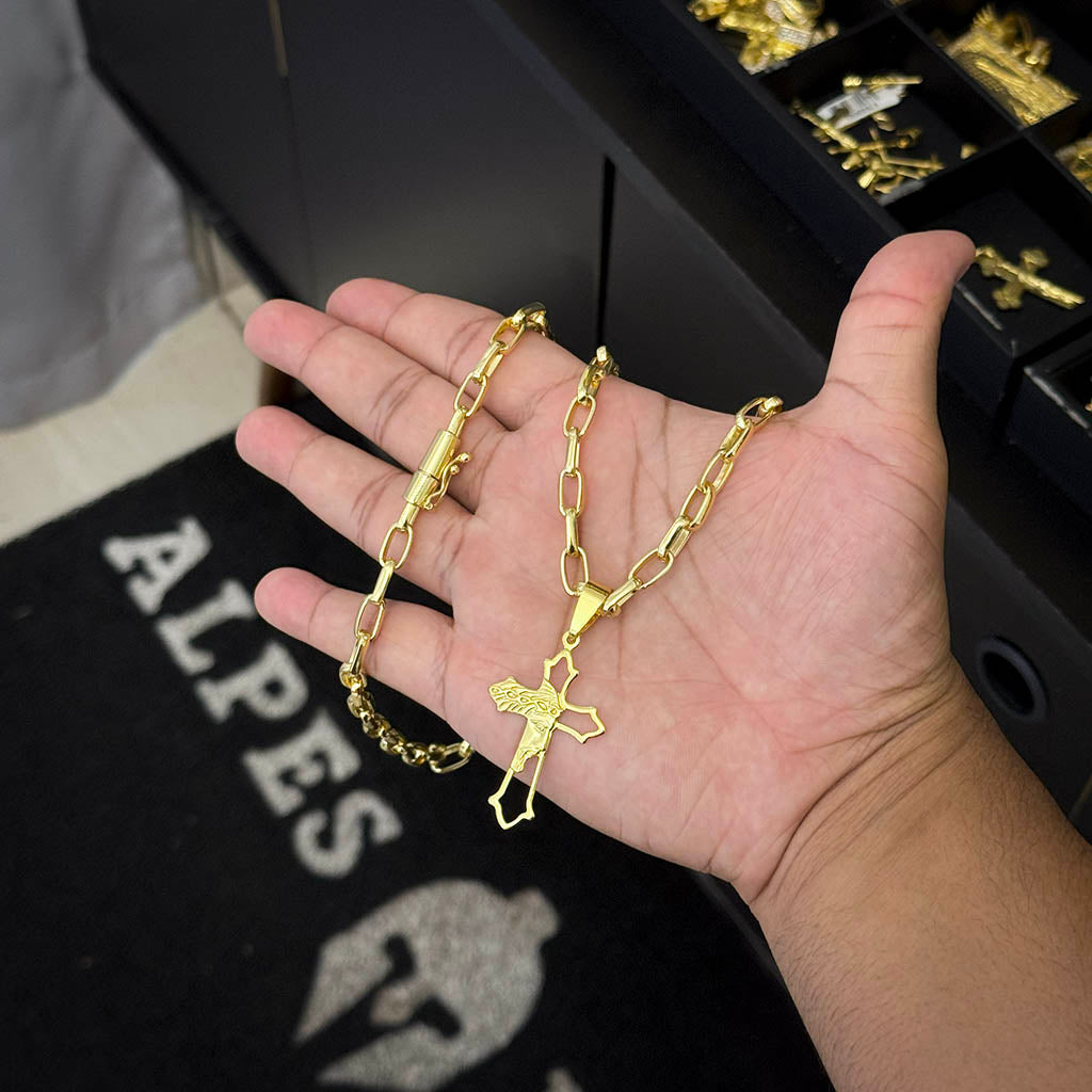 Corrente Meia Cana 6mm e Pingente Cruz Ponta com Face de Cristo Banhado a Ouro 18K