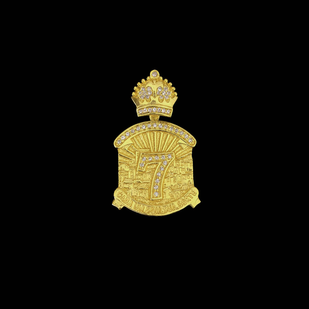Pingente Placa 7 Cada Um Com Sua Sorte Banhado a Ouro 18K