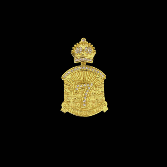 Pingente Placa 7 Cada Um Com Sua Sorte Banhado a Ouro 18K